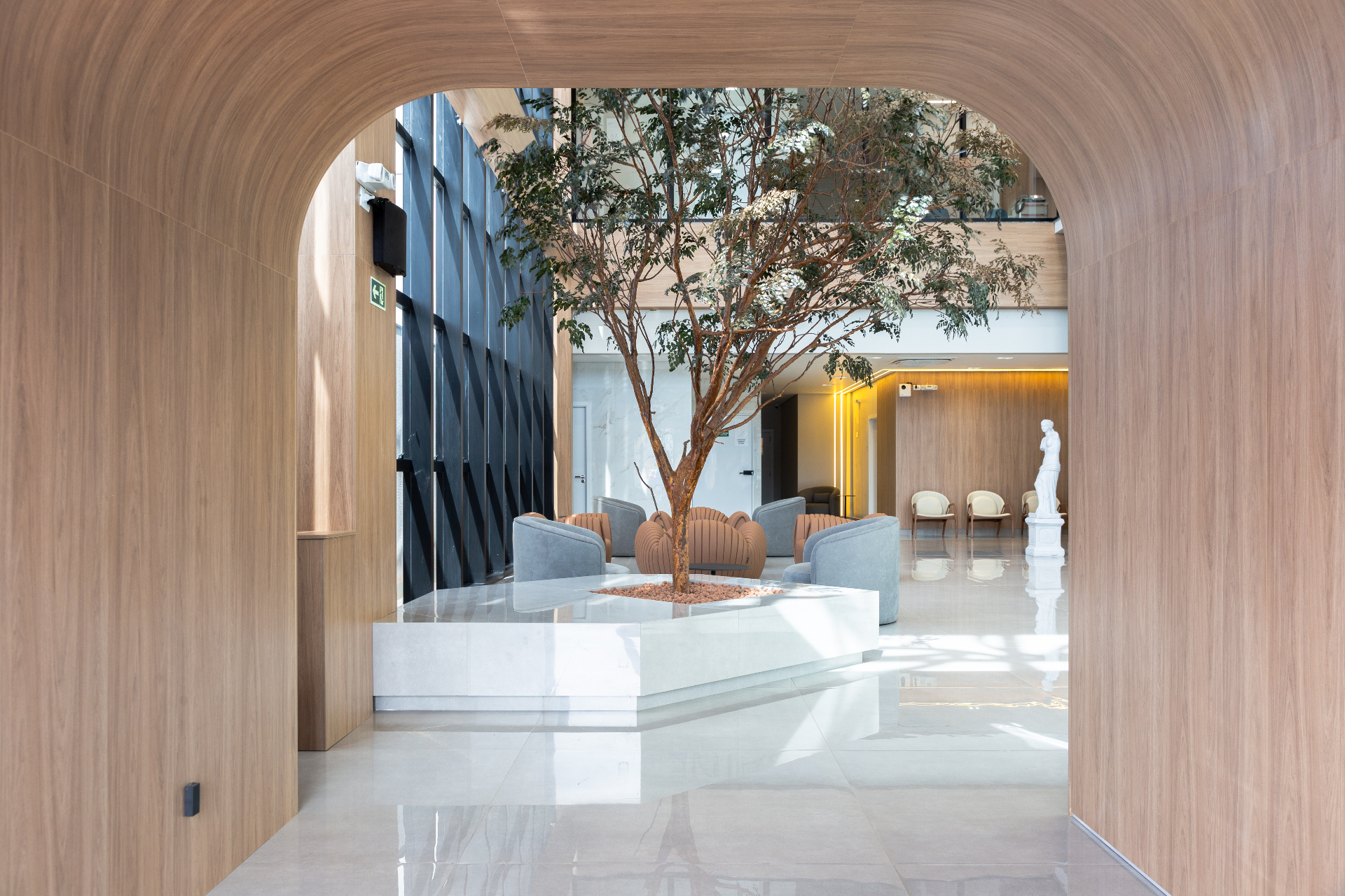 Recepção de clínica premium com arquitetura sofisticada